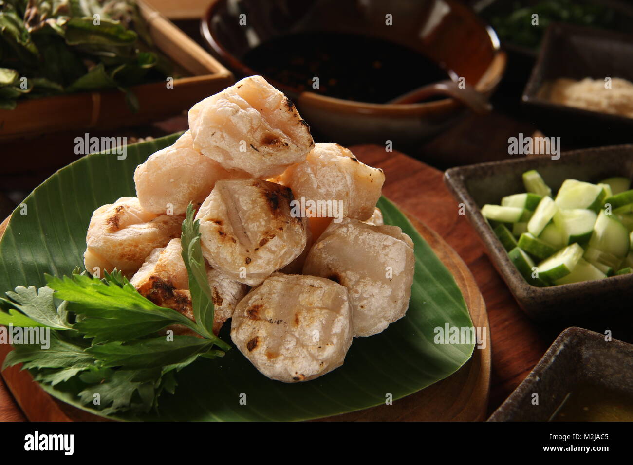 Pempek Bakar, die gegrillte Fisch Kuchen aus Palembang, South Sumatra Stockfoto