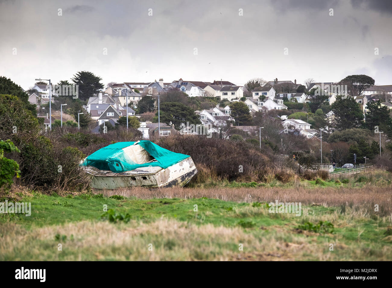 Eine ruinierte Boot gewaschen bis an den Ufern des Fluss Gannel in Newquay Cornwall. Stockfoto