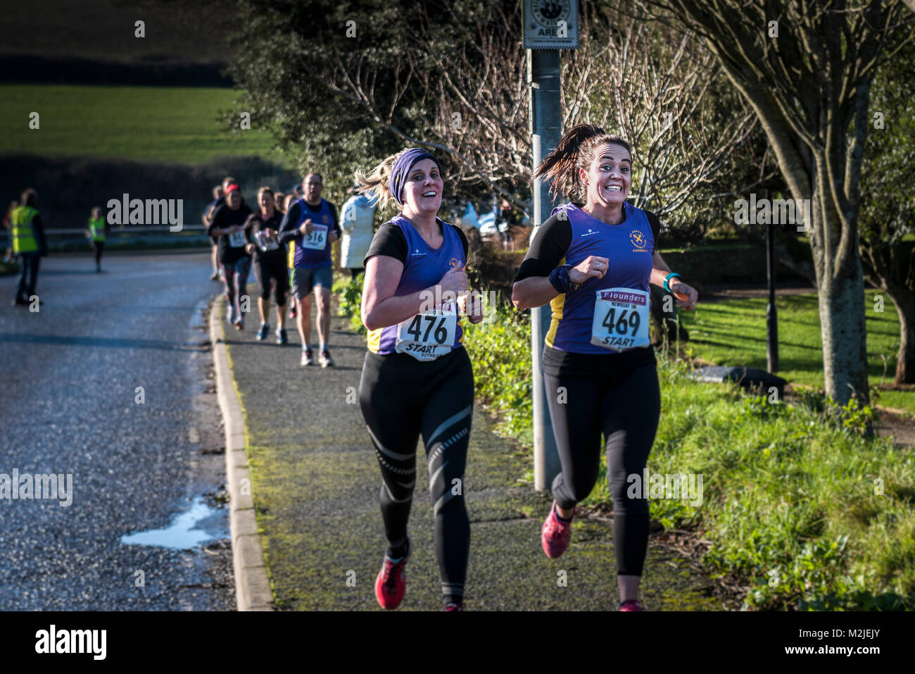 Läufer bei einem Straßenrennen in Newquay Cornwall konkurrieren. Stockfoto