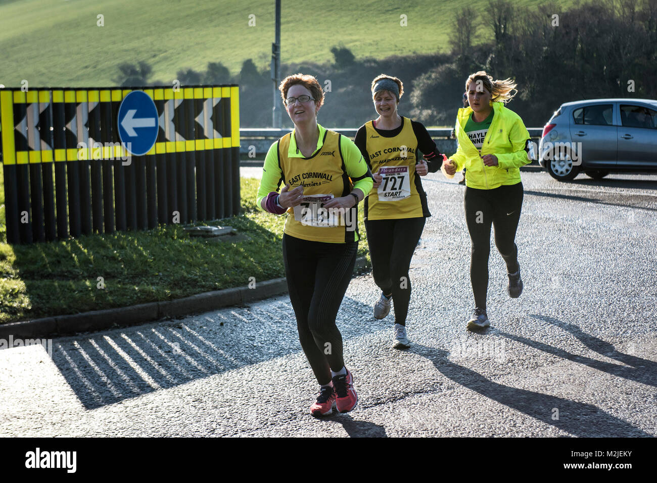 Läufer bei einem Straßenrennen in Newquay Cornwall konkurrieren. Stockfoto