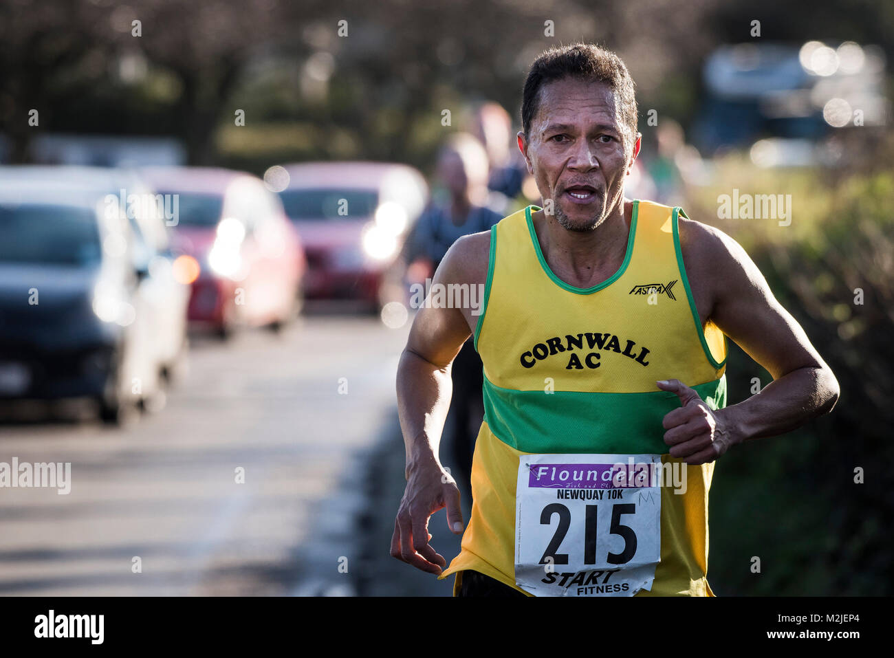 Läufer bei einem Straßenrennen in Newquay Cornwall konkurrieren. Stockfoto