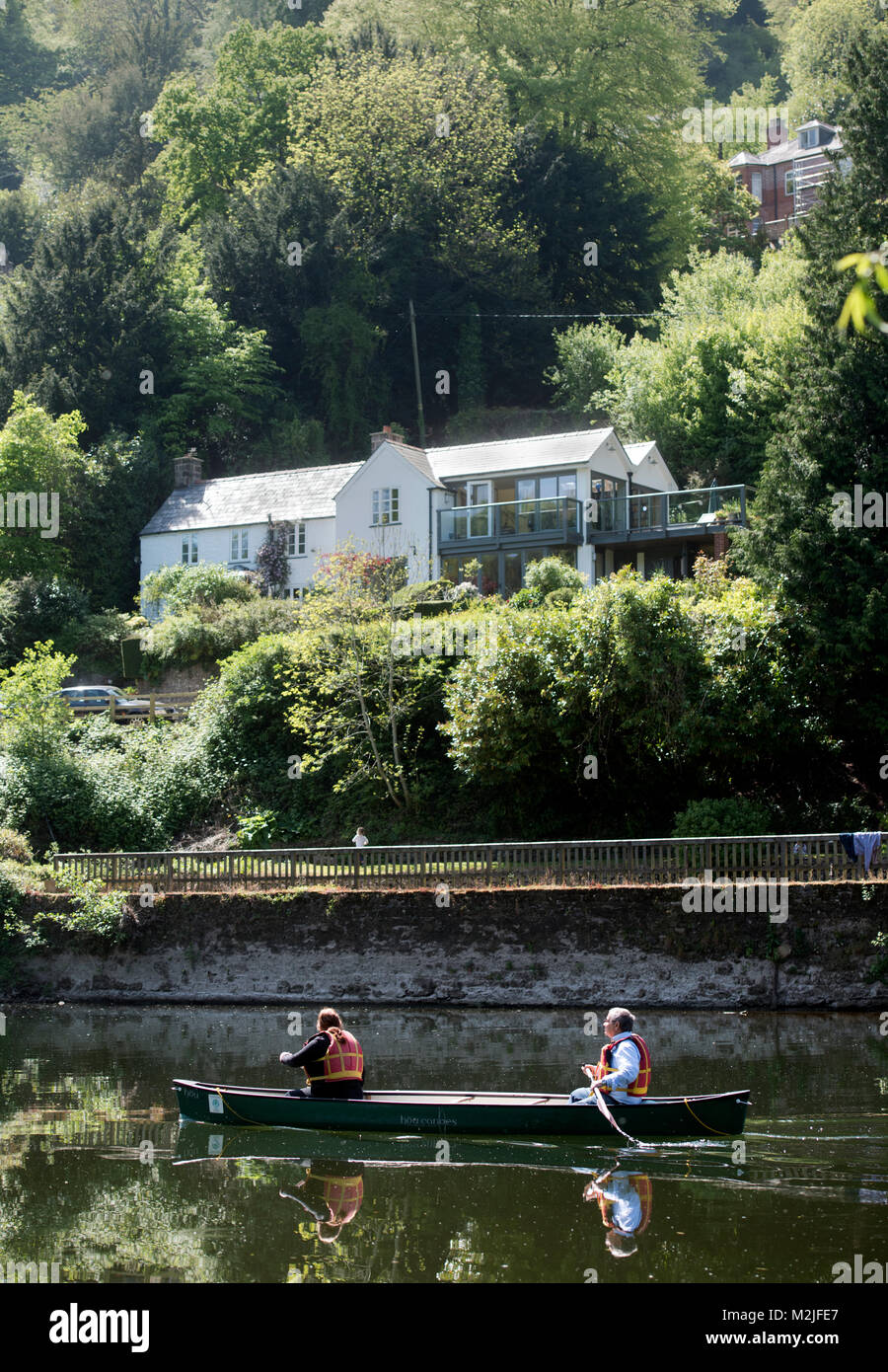 Kanufahren auf dem Fluss Wye in der Nähe von Symonds Yat, Großbritannien Stockfoto