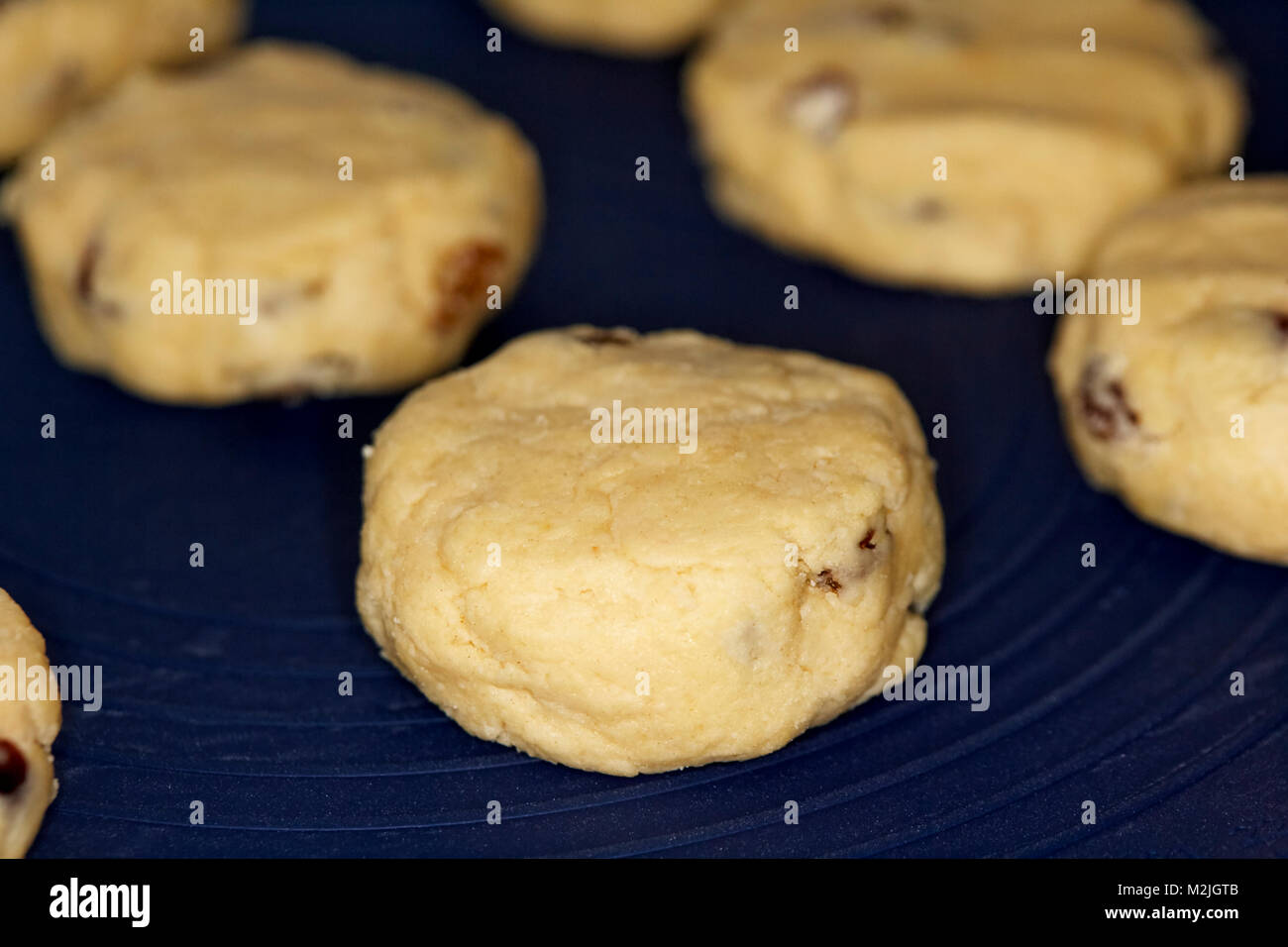 Hausgemachte Obst scones wie rock Kuchen auf einem Silikon backen Mat bereit in den Ofen bekannt. Stockfoto