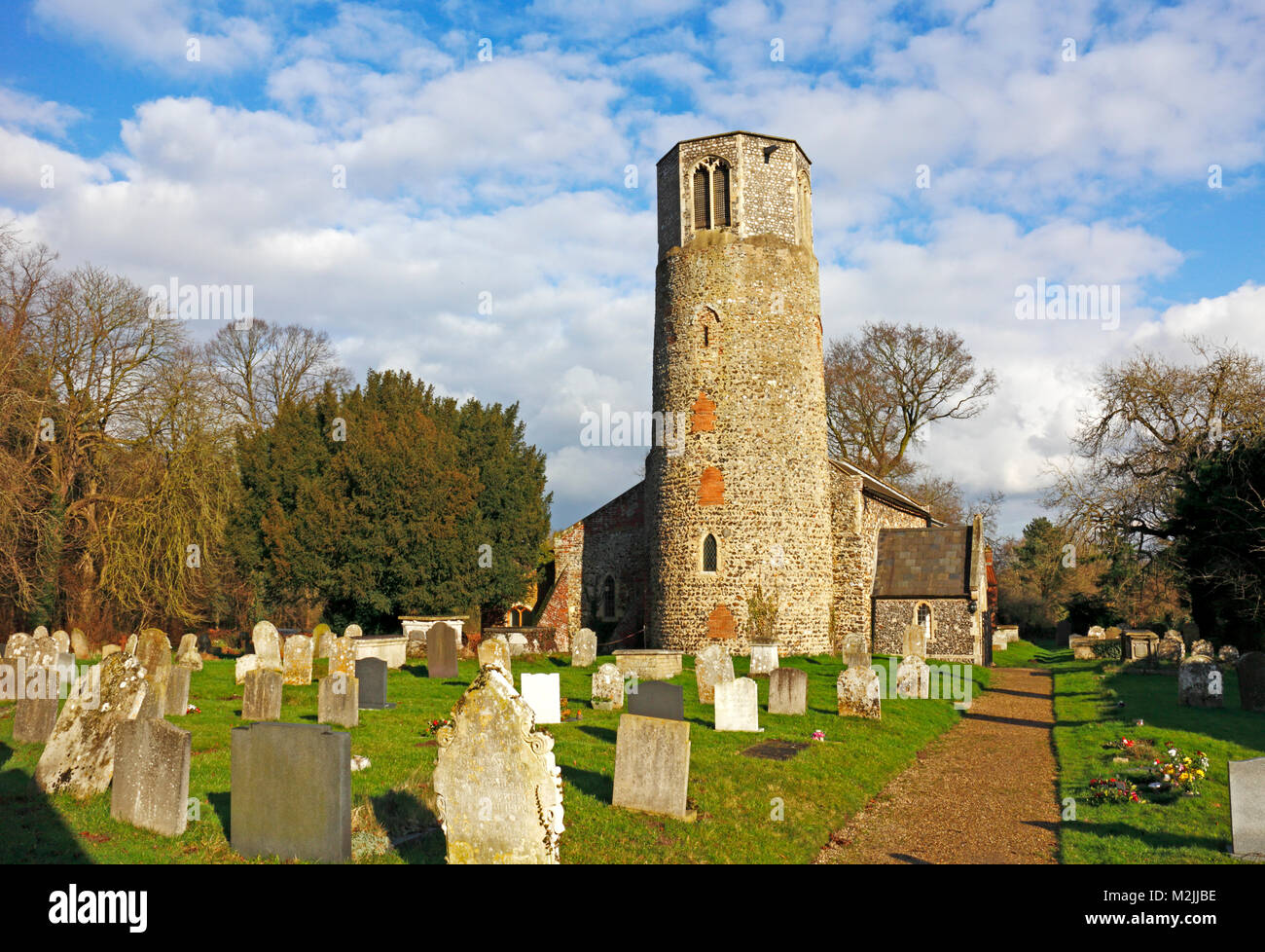 Ein Blick auf die Pfarrkirche Allerheiligen an Surlingham, Norfolk, England, Vereinigtes Königreich, Europa. Stockfoto