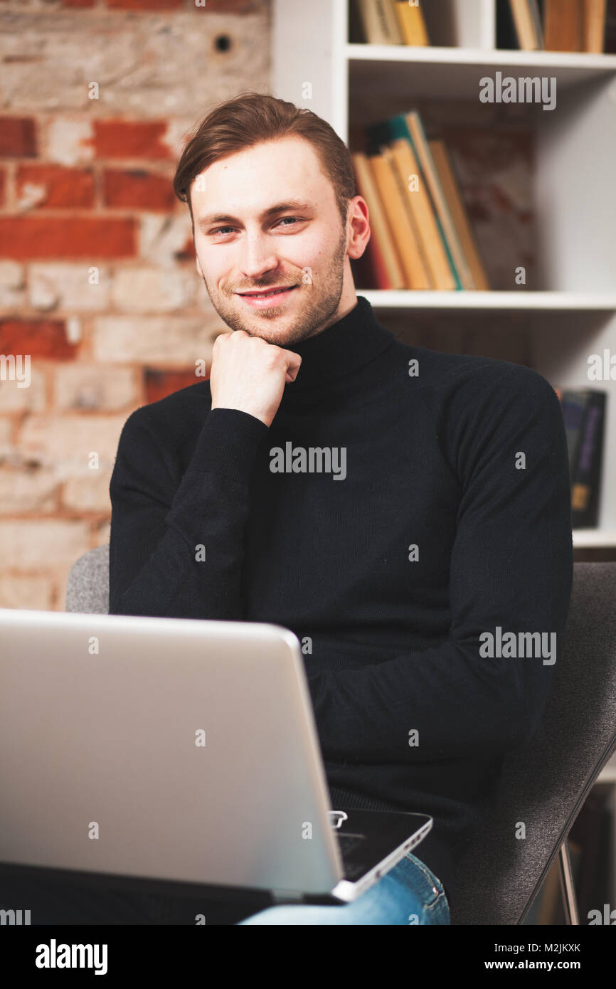 Junger Mann mit einem laptop Stockfoto