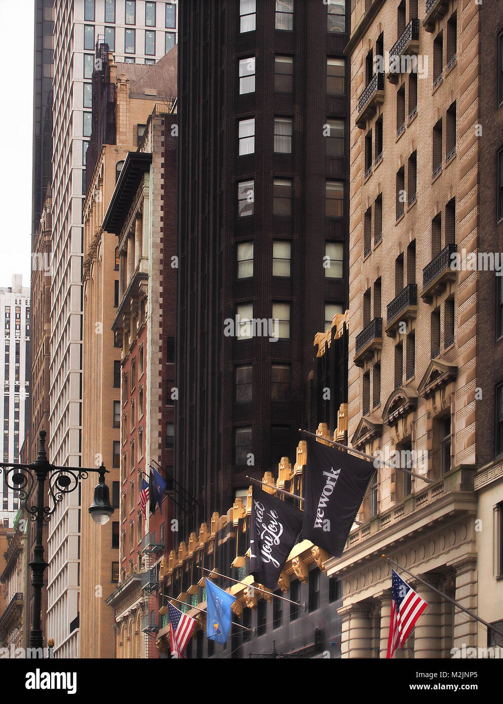 Fahnen und Wolkenkratzer in New York City Stockfoto