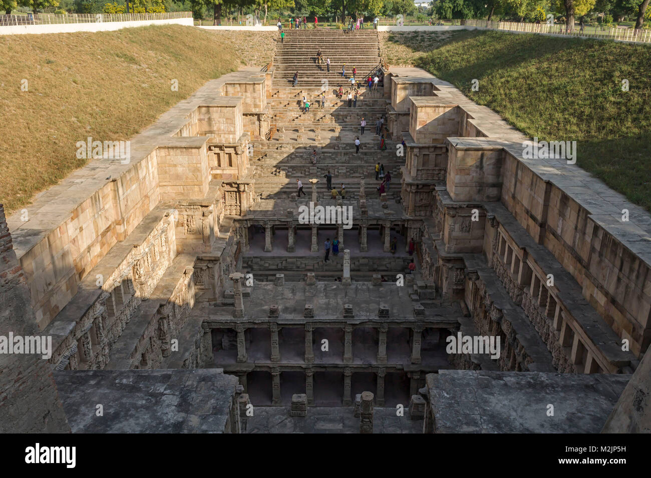 Patan, Gujarat, Indien, Dezember 05,2014 - eine vollständige Sicht auf Rani Ki Vav und Touristische In Es Stockfoto Patan, Gujarat, Indien, Dezember 05,2014 - eine vollständige Sicht auf Rani Ki Vav und Touristische In Es Stockfoto