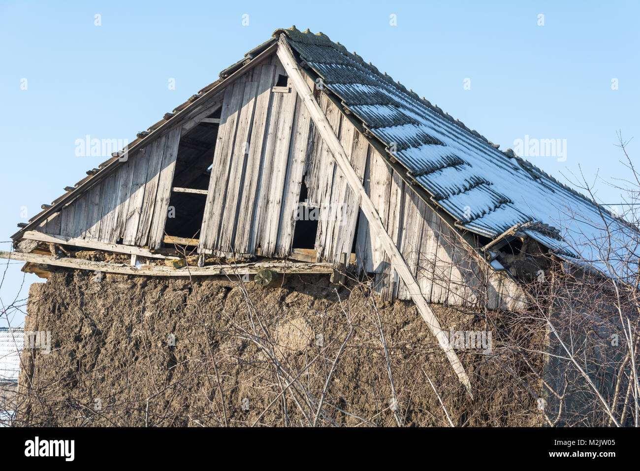 Gebrochene Dach eines Hauses aus Ton Stockfoto
