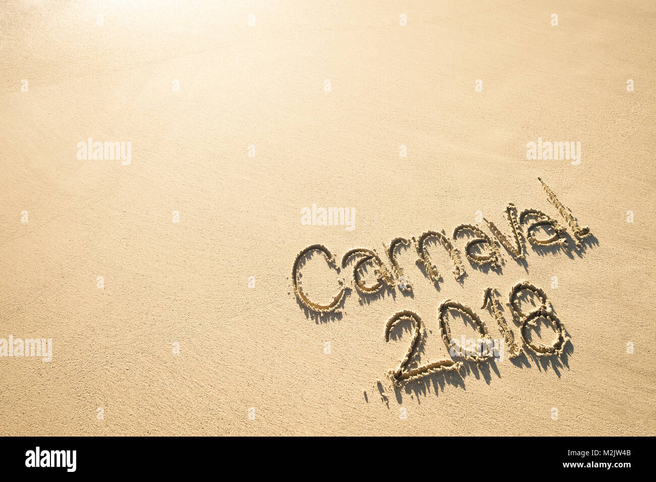 Nachricht für Karneval 2018 geschrieben auf glatten Sandstrand Stockfoto