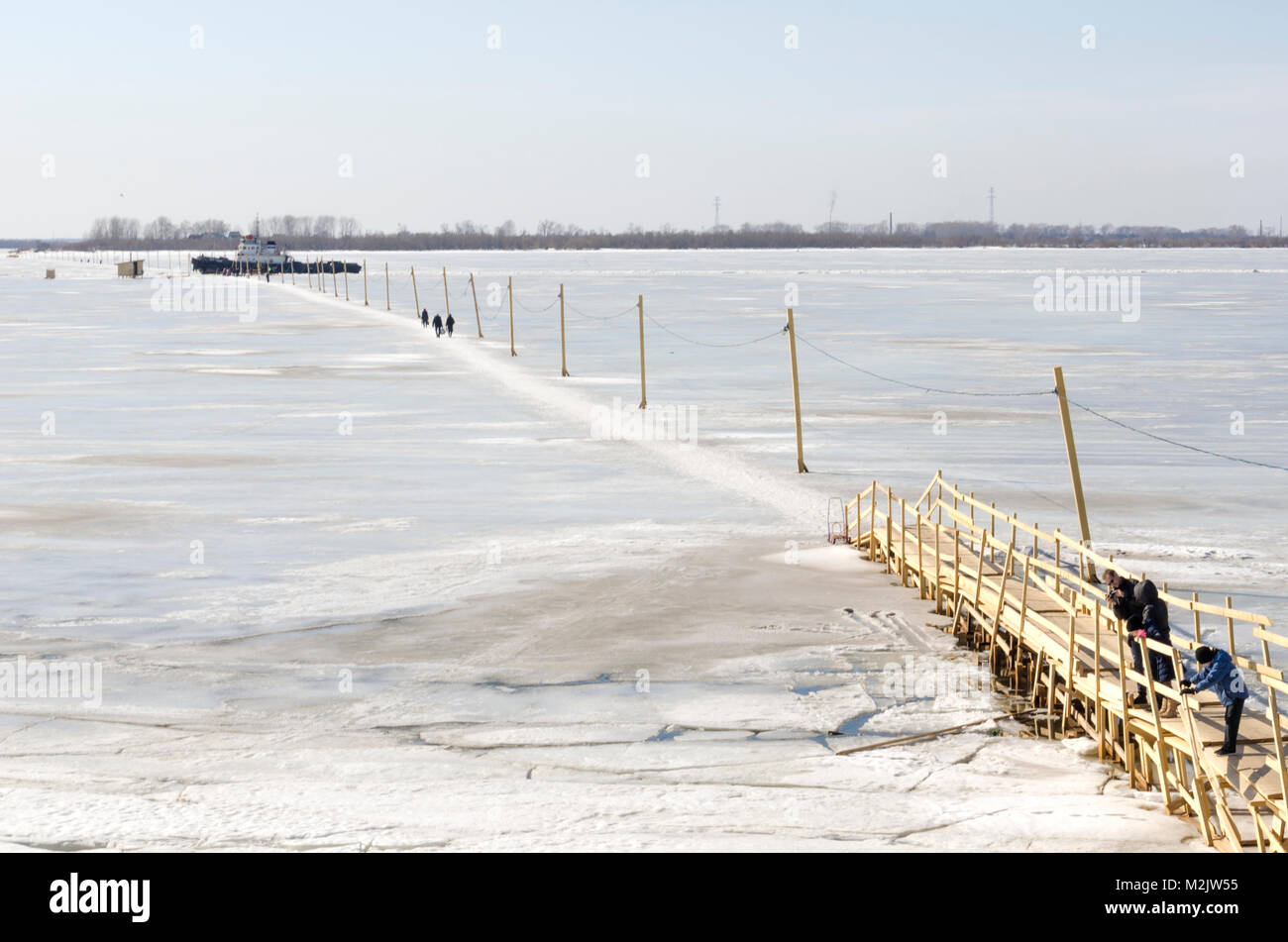 Das Eis Übergang über den Fluss Sewernaja Dwina. Russland, Archangelsk Stockfoto