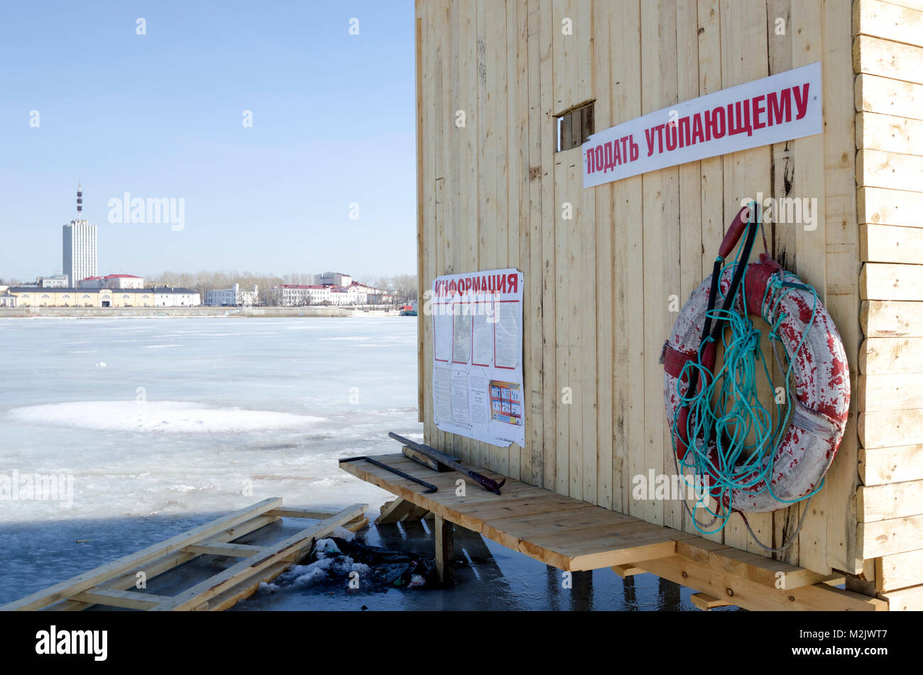 Das Eis Übergang über den Fluss Sewernaja Dwina. Russland, Archangelsk Stockfoto