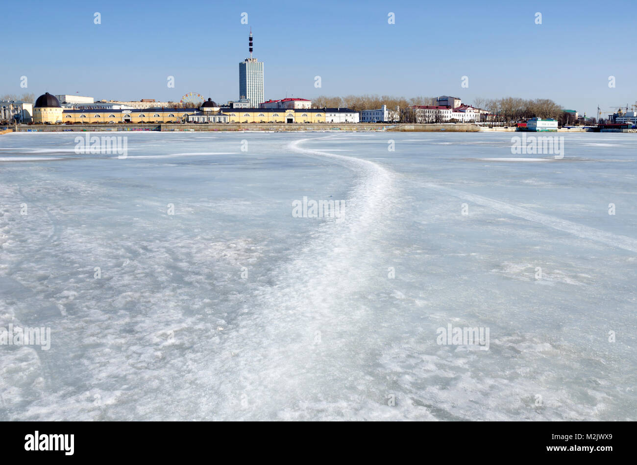Das Eis Übergang über den Fluss Sewernaja Dwina. Russland, Archangelsk Stockfoto