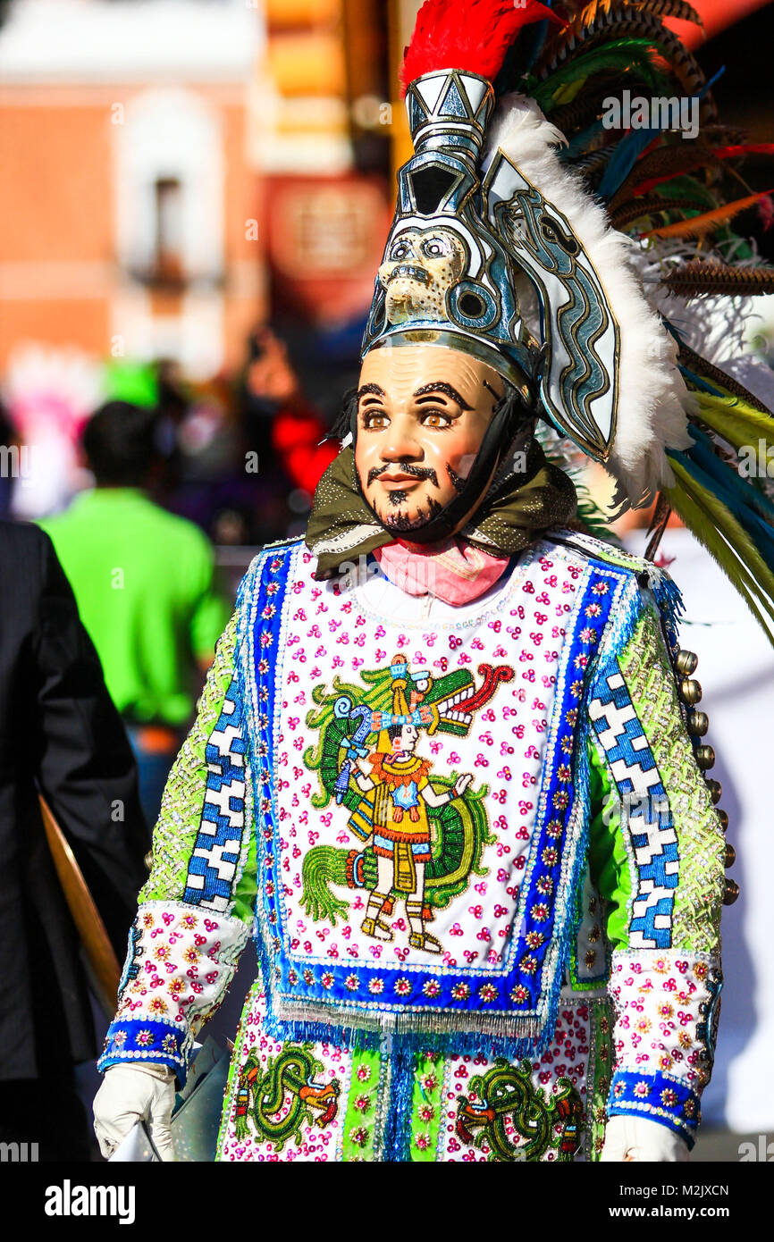 Vertikale Foto eines Karnevals Szene, eine Tänzerin tragen eine traditionelle mexikanische Tracht reich in Farbe Stockfoto