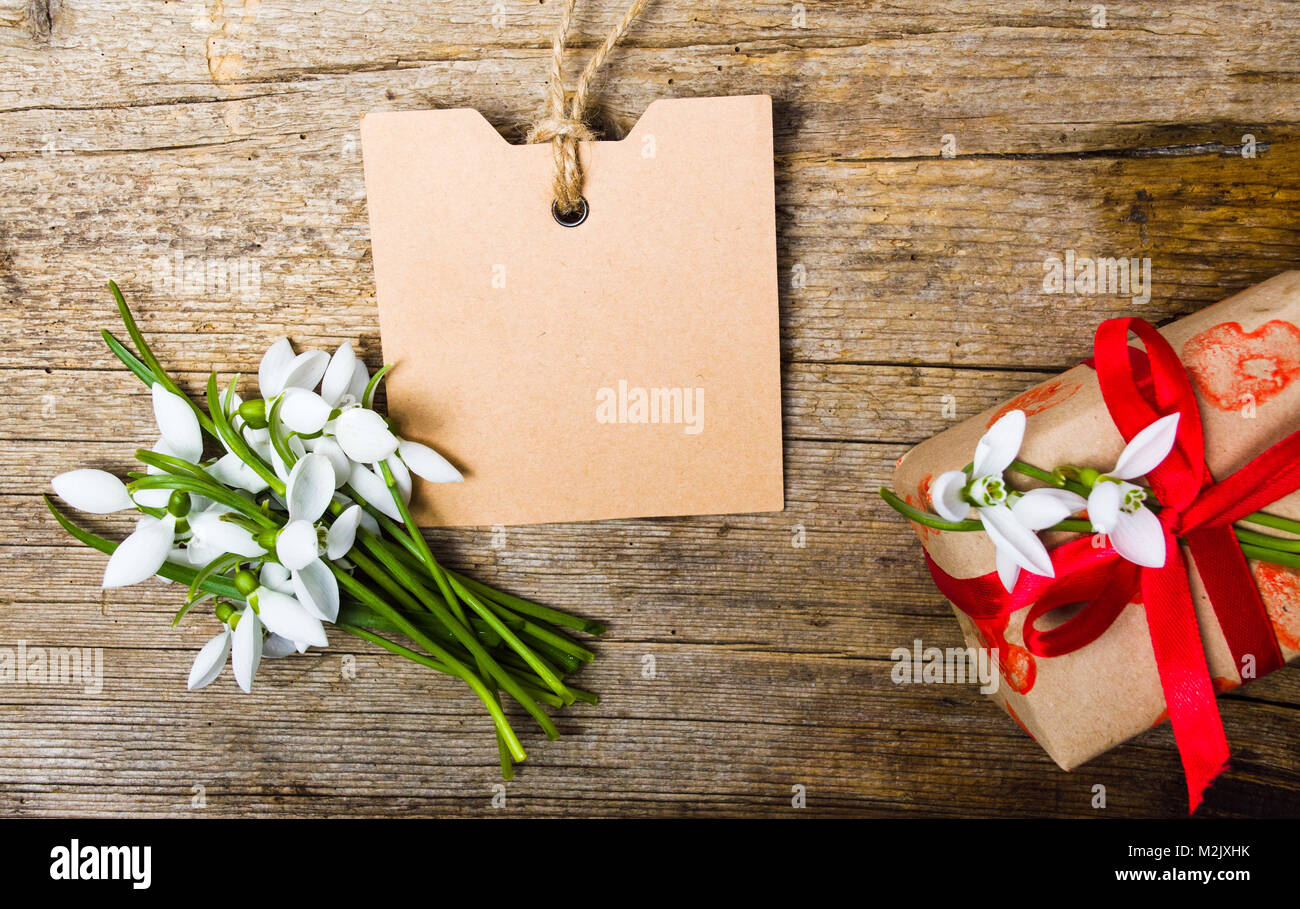 Geschenk Box mit Stiefmütterchen Blumen und eine leere Hinweis Karte Stockfoto