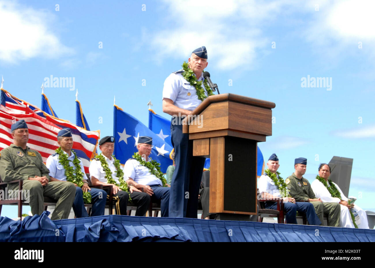 Die F-22 Begrüßungszeremonie offizielle Partei als Gen. Gary L. North, Commander, Pacific Kräfte, liefert eine Rede während der Zeremonie 9. Juli auf der Hickam Air Force Base, Hawaii. "Die Ankunft der dritten Staffel der F-22 s in der pazifischen Region basiert, ist eine konkrete Erinnerung an unsere US-Engagement für Frieden und Stabilität in der Region. Nordamerika, dessen alllies, Partner und Freunde, die Freiheit haben, Maßnahmen, die in der Luft Dominanz seit über 50 Jahren genossen. Unsere 5. Generation USAF F-22 Raptor sicherstellen, dass die Kante auch in den nächsten 50 Jahren und darüber hinaus", sagte Gen Norden. 100709-F -5223 S005 Stockfoto