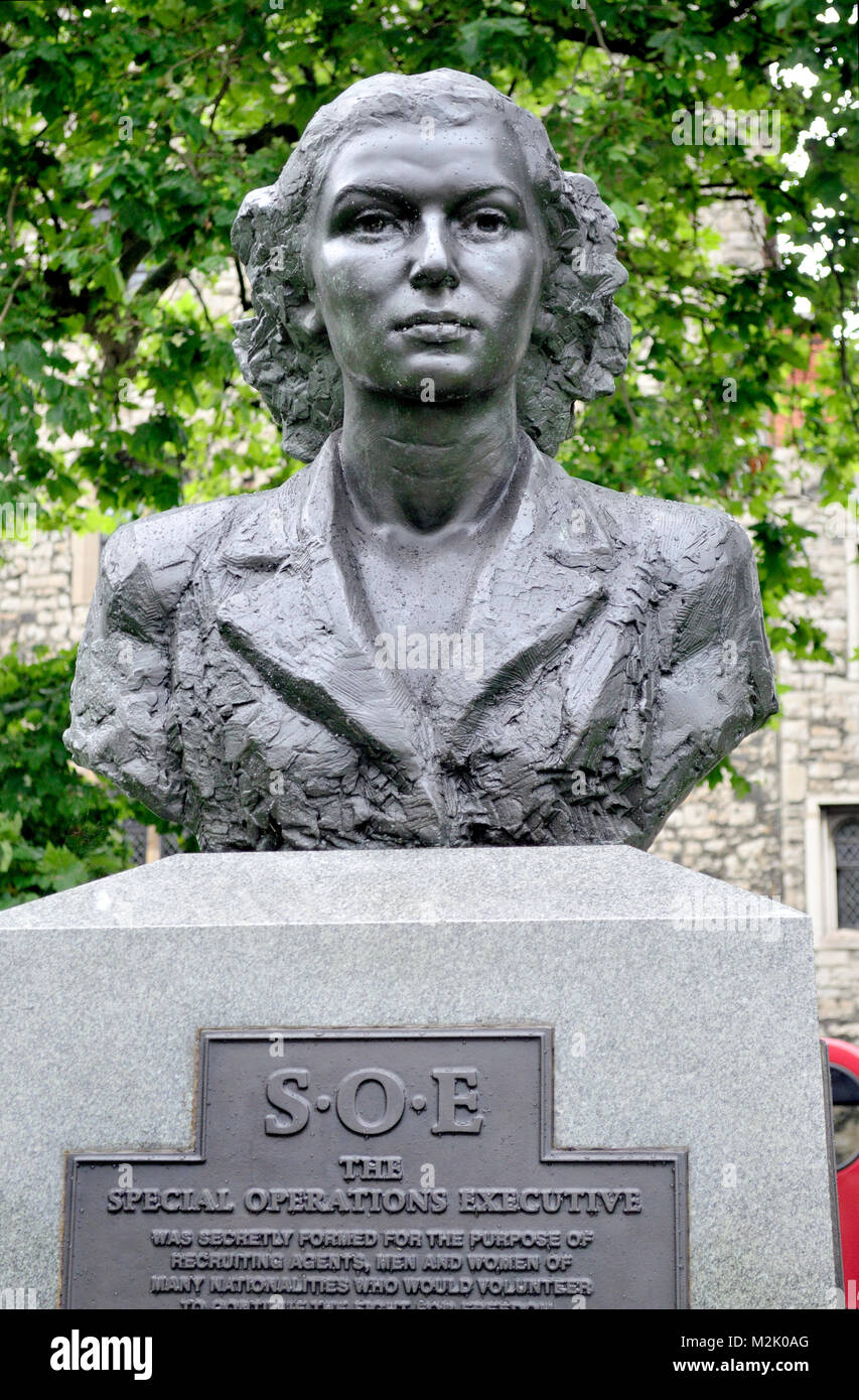 London, England, UK. Büste von Violette Szabo auf der Special Operations Executive Memorial (2009: Karen Newman) auf der Albert Embankment Stockfoto