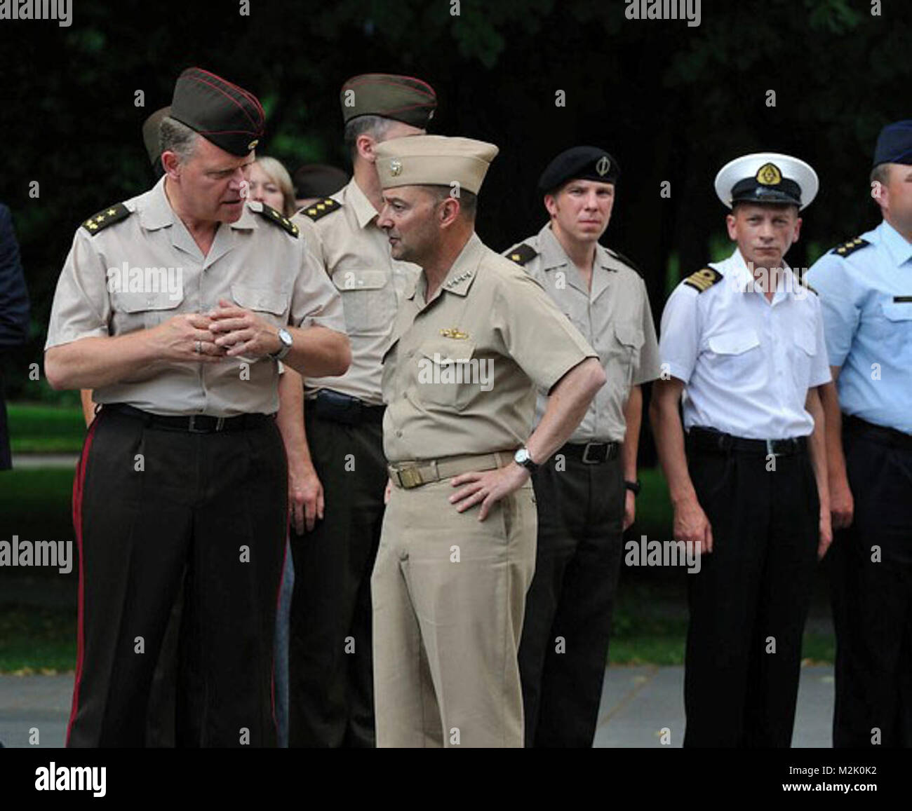 Admiral Stavridis Gespräche mit lettischen Major General Graube durch EUCOM Stockfoto