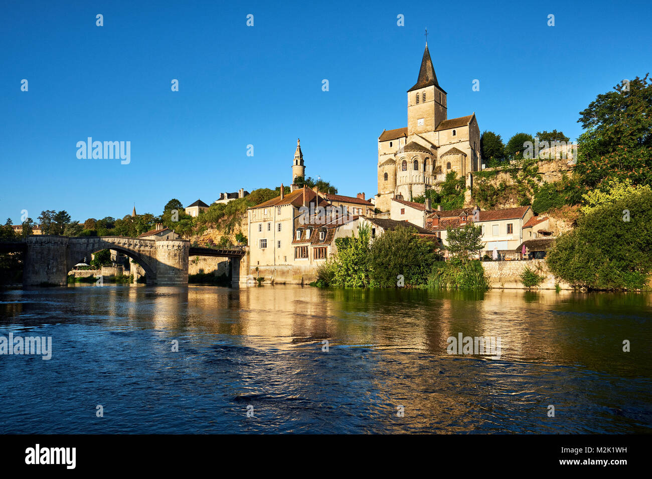 Montmorillon, als "Stadt der Bücher und Schreiben" bekannt, ist eine charmante Stadt liegt auf beiden Seiten des Flusses Gartempe in Central Western Frankreich Stockfoto