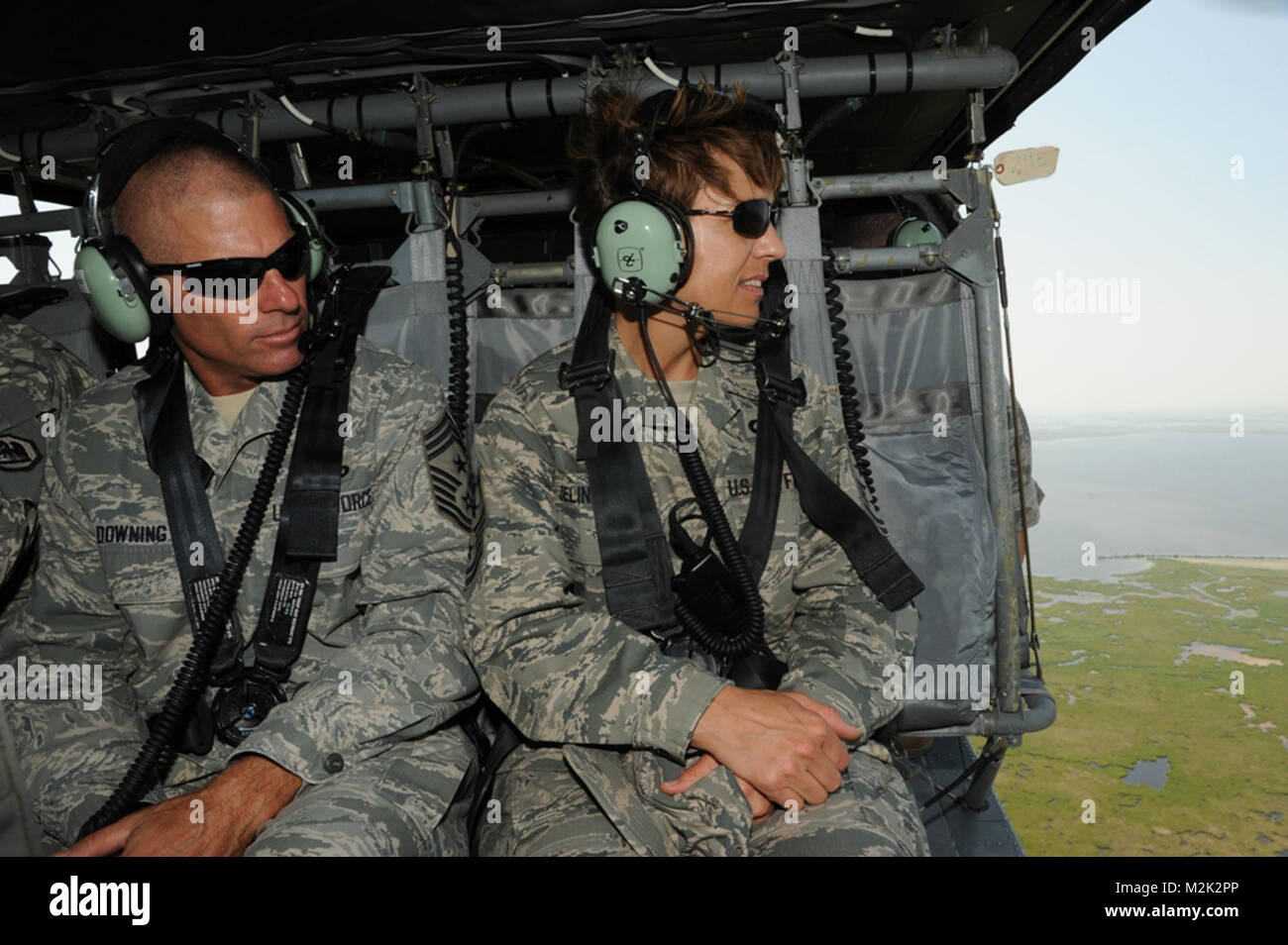 Großartige Insel, La-der National Guard Bureau älterer Soldat Führer Command Chief Master Sgt. Denise Jelinski-Hall und Command Chief Master Sgt. James Downing von 159. Der Louisiana Air National Guard Fighter Wing, beobachtet der Louisiana Küste aus einem Blackhawk Hubschrauber, am 31. Juli 2010 in Grand Isle, La Command Chief Master Sgt. Jelinski-Hall und Command Chief Master Sgt. Downing besuchen mit Louisiana der Nationalgarde, die Unterstützung sind die Aufräumarbeiten des Deep Water Horizon oil spill. (U.S. Air Force Foto: Staff Sgt. Jeffrey T. Barone, Louisiana National Guard Öffentliche Stockfoto