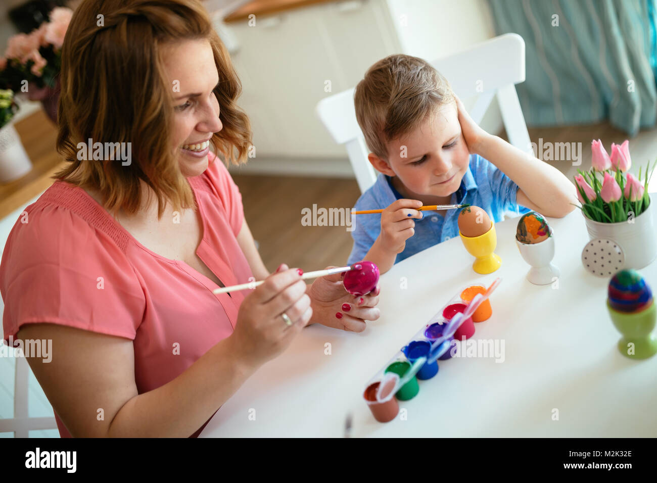 Mutter mit Kind malen Ostereier Stockfoto