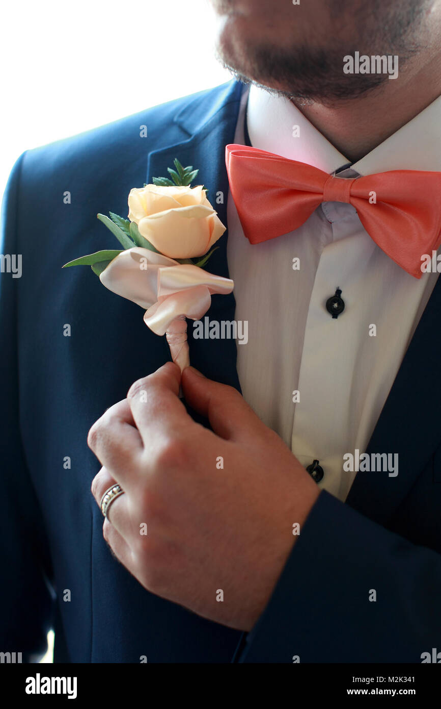 Stellen Bräutigam mit Knopfloch. Hochzeit Details, schöne Ansteckblume Stockfoto