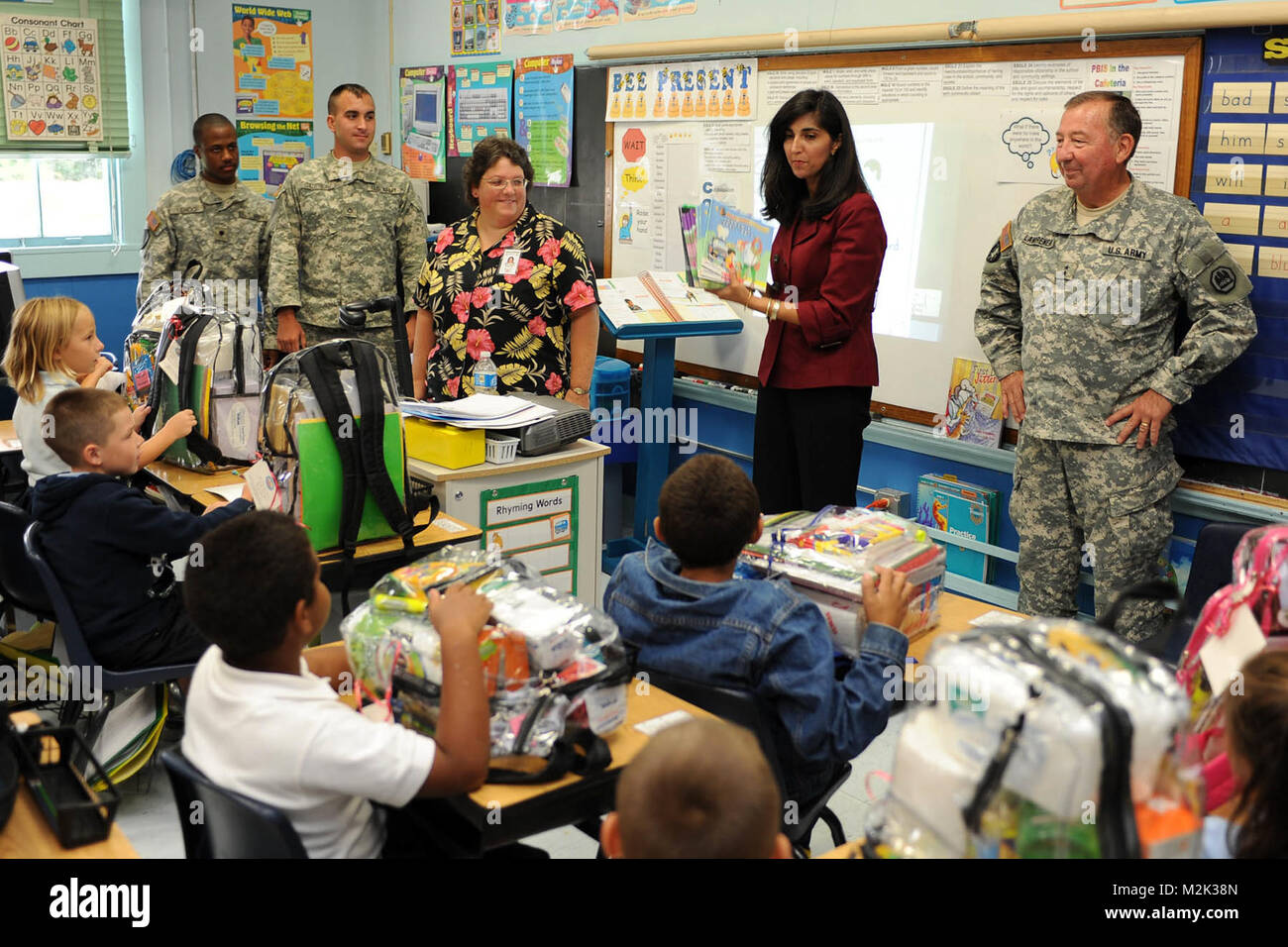 CHAUVIN, La-supriya Jindal, Frau Gouverneur von Louisiana, Bobby Jindal, Generalmajor Bennett C. Landreneau, der Adjutant General der Louisiana National Guard, und die Mitglieder der 769th Engineer Battalion helfen, die Schulsachen an Studenten der Boudreaux Canal Volksschule in Chauvin, La., August 11, 2010. Die Schule liefert die erste Dame gespendet, die von den Studierenden Deepwater Horizon Ölpest betroffen sind, zu helfen. (U.S. Air Force Foto von Master Sgt. Toby M. Valadie, Louisiana National Guard State Public Affairs Office/Freigegeben) Schule Versorgung Verteilung durch Louisiana N Stockfoto