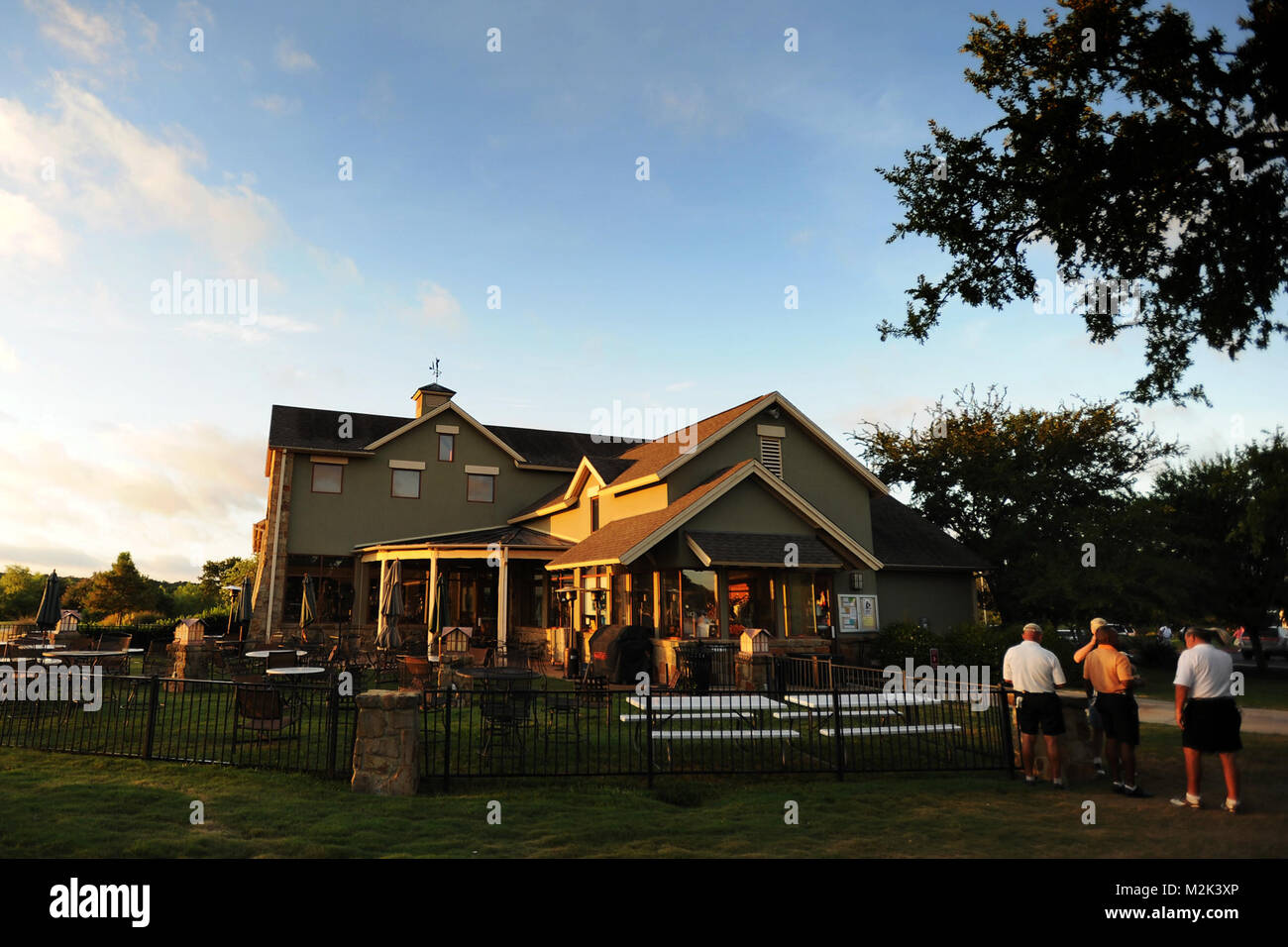 Die Teilnehmer der 132 NGAUS Allgemeine Konferenz & Ausstellung Golf Turnier warten am weißen Flügel Golf Club in Georgetown, TX am 20. August 2010 zu registrieren. Dieses Ereignis tritt weg von den drei Tag NGAUS Konferenz, die in Austin, Texas gehalten wird. (U.S. Air Force Foto/Staff Sgt. Eric L. Wilson) 100820-F-2973 W-001 von Texas militärische Abteilung Stockfoto