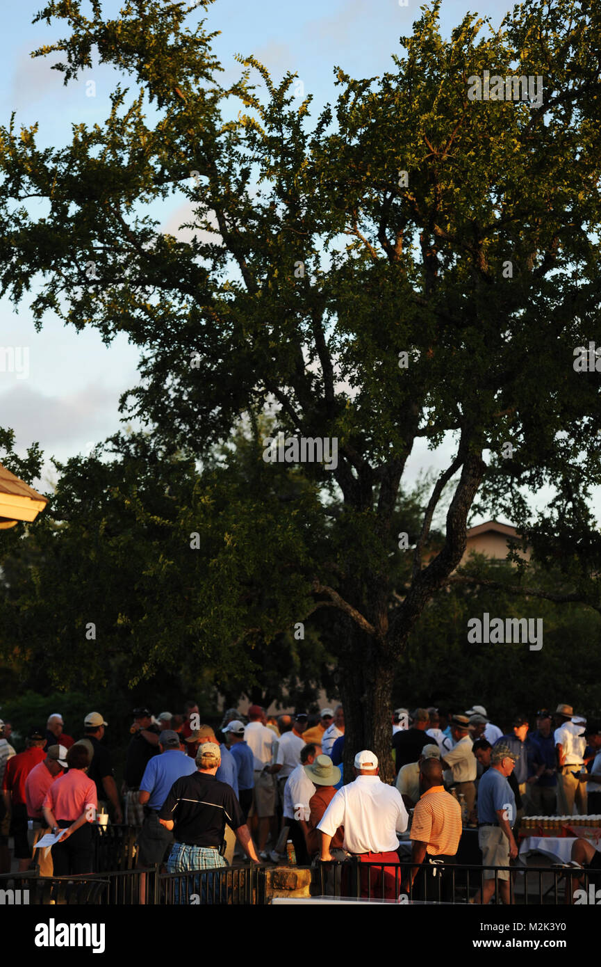 Die Teilnehmer der 132 NGAUS Allgemeine Konferenz & Ausstellung Golf Turnier registrieren Am weißen Flügel Golf Club in Georgetown, TX am 20. August 2010. Dieses Ereignis tritt weg von den drei Tag NGAUS Konferenz, die in Austin, Texas gehalten wird. (U.S. Air Force Foto/Staff Sgt. Eric L. Wilson) 100820-F-2973 W-002 von Texas militärische Abteilung Stockfoto