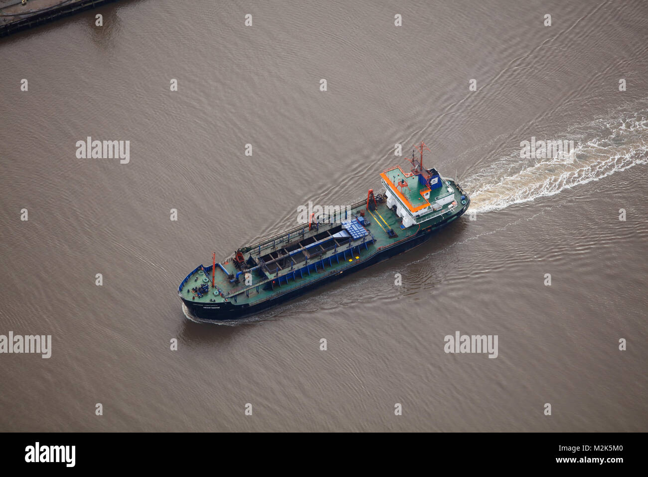 Eine Luftaufnahme eines kleinen Frachtschiff Stockfoto