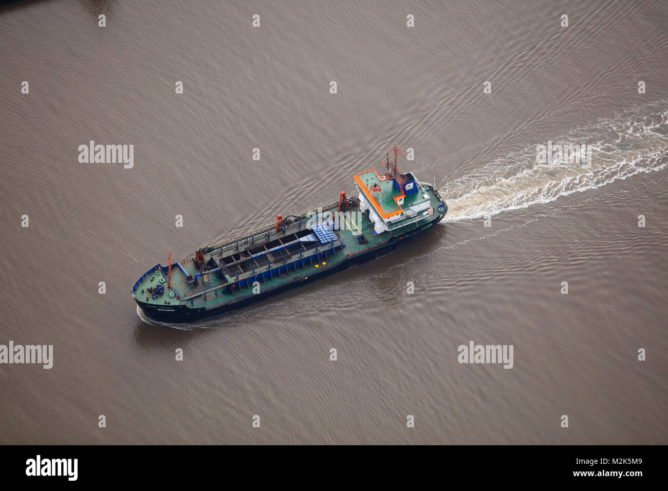 Eine Luftaufnahme eines kleinen Frachtschiff Stockfoto