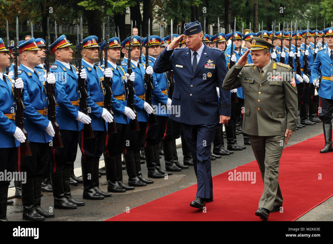 Air Force General Craig McKinley, der Chef der National Guard Bureau, und die serbische Armee Generalleutnant Miloje Miletic, Stabschef der serbischen Streitkräfte, Überprüfung der serbischen Truppen folgenden McKinley's Ankunft in Belgrad, Serbien, an Sept. 10, 2010, National Guard Partnerschaft Programm Aktivitäten. (U.S. Armee Foto: Staff Sgt. Jim Greenhill) (Freigegeben) McKinley in Serbien durch EUCOM Stockfoto