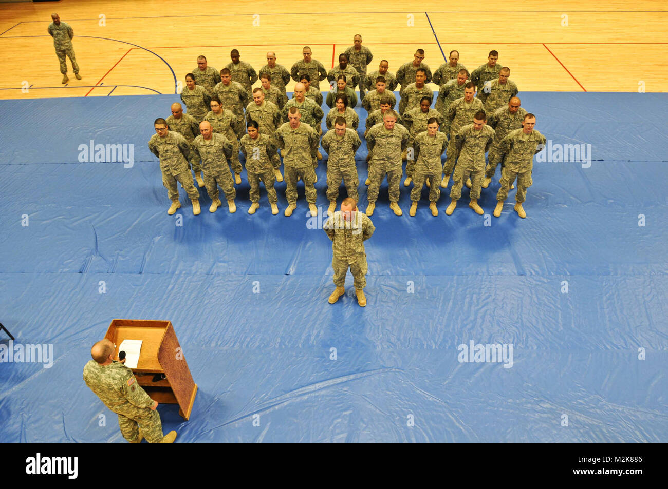 Brig. General John J. Donnelly, Stellvertretender Kommandant der 807th Medical Command, begrüßt die Soldaten der 1908Th Combat Stress Trennung zurück in die Vereinigten Staaten in Fort Hood, Texas, am 13. Oktober. Der 1908Th war einer von zwei Armee-reserve Einheit Opfer im November schießen 2009 zu leiden. 101310-A-3373 L-018 von 807 MCDS Stockfoto