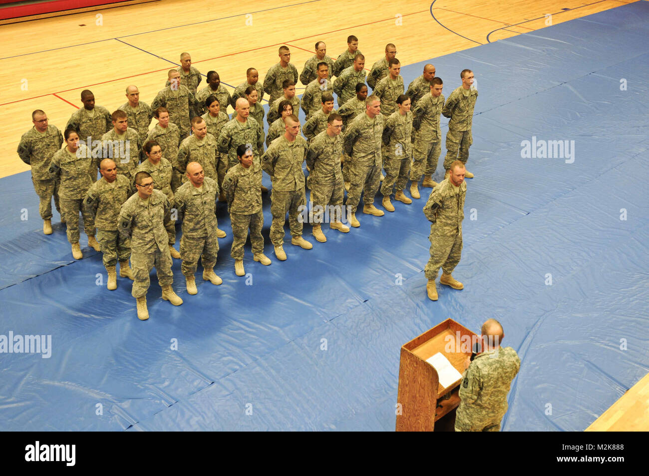 Brig. General John J. Donnelly, Stellvertretender Kommandant, 807Th Medical Command, begrüßt die Soldaten der 1908Th Combat Stress Trennung zurück in die Vereinigten Staaten in Fort Hood, Texas, am 13. Oktober. Der 1908Th war einer von zwei Armee-reserve Einheit Opfer im November schießen 2009 zu leiden. 101310-A-3373 L-019 von 807 MCDS Stockfoto