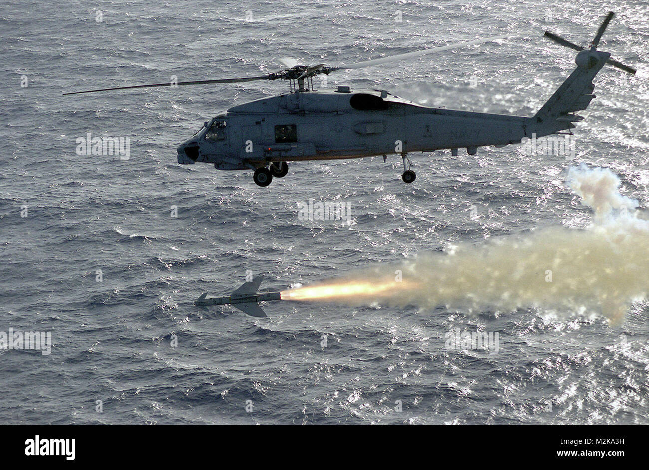 Eine AGM 119 Pinguin Rakete wird gegen eine Praxis Ziel Schiff aus einem SH-60B Seahawk zu Hubschrauber Anti-submarine Squadron Licht (HSL) 47 von NAS-North Island, San Diego, Kalifornien, vorgestellt. HSL47 ist zum Pazifischen Ozean für Übung RIMPAC 98 eingesetzt. 980721-N-001-5961 C durch navalsafetycenter Stockfoto