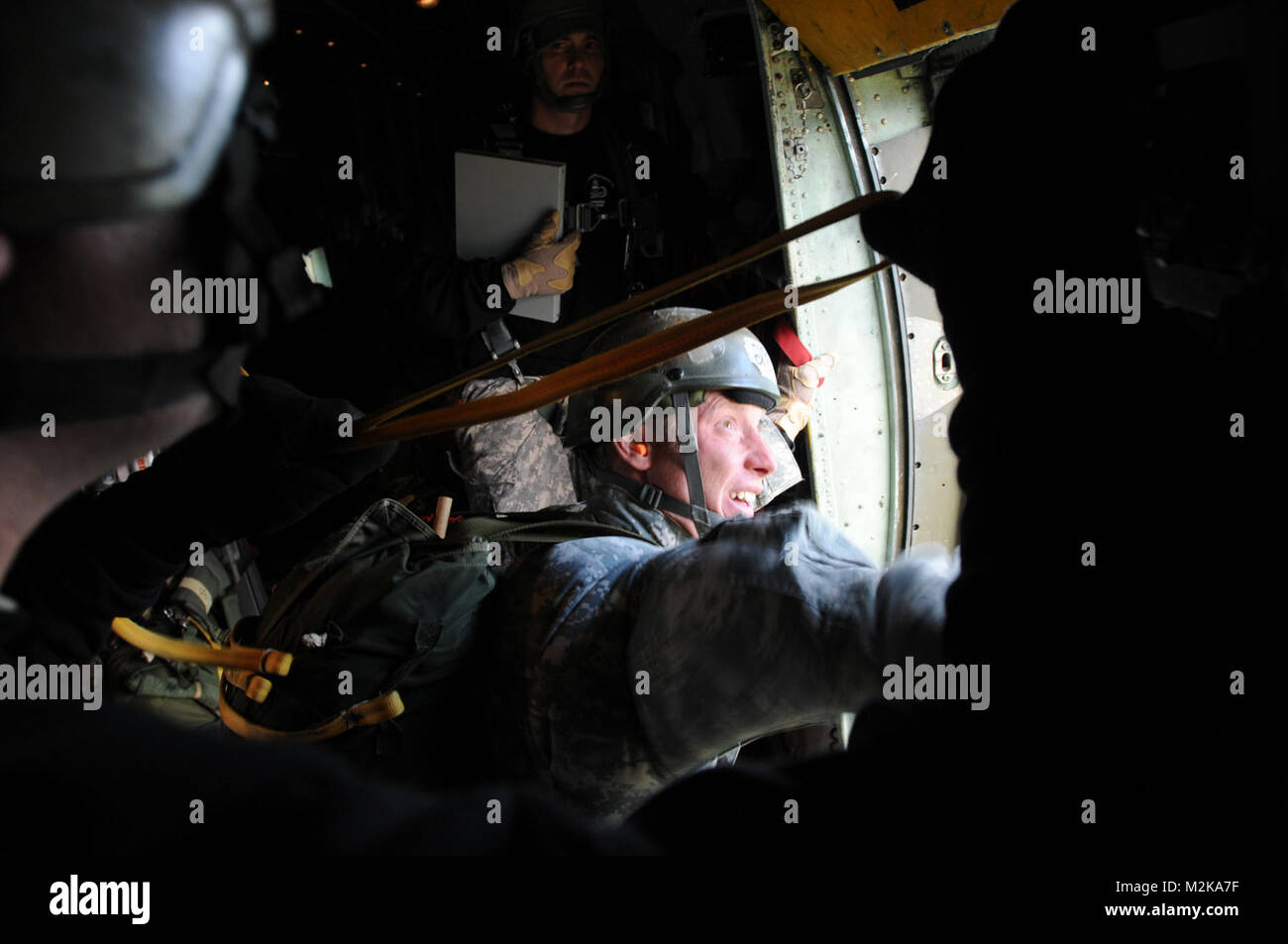 Ein jumpmaster Kandidaten zu 1-10 th Special Forces Gruppe führt die praktische Arbeit in einem Flugzeug als Teil der Anforderungen natürlich zugewiesen, wie jumpmaster Instruktoren auf. Der 10 Special Forces Group (Airborne) MTT kam aus Fort Carson, Colo der zweiwöchige Kurs in Stuttgart, Deutschland Für besondere Kräfte und Airborne qualifizierten Soldaten. # SOF Kandidat #1-10 th Special Forces Gruppe bereitet durch EUCOM zu springen Stockfoto