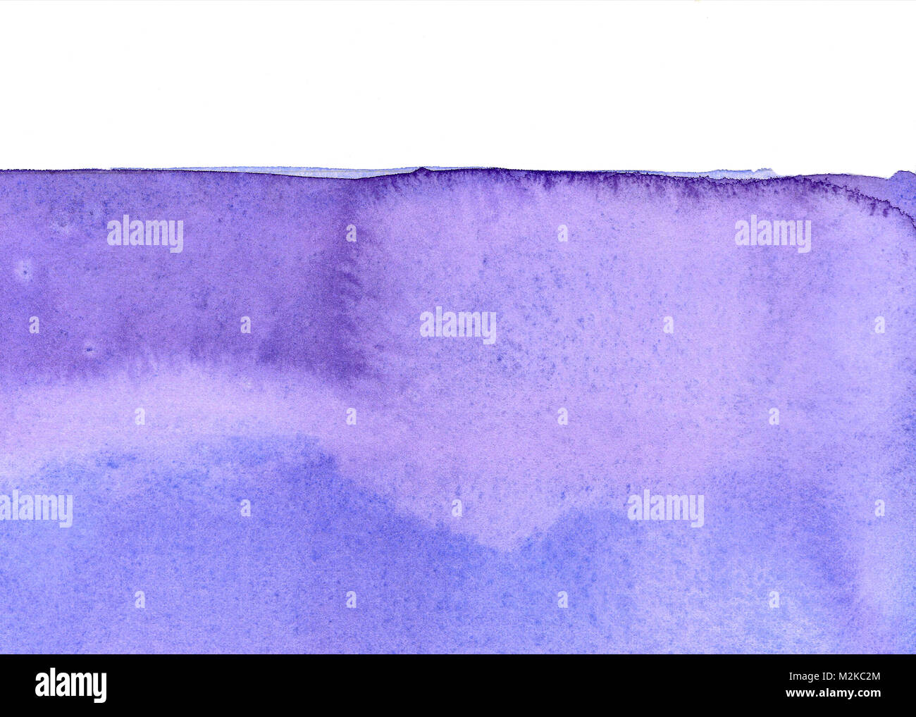 Violett Handgemalten Aquarell Hintergrund mit horizontalen weißen Rand. Kopieren Sie Platz. Verdünnte Farbe. Papier Textur. Natürliches Aussehen. Stockfoto