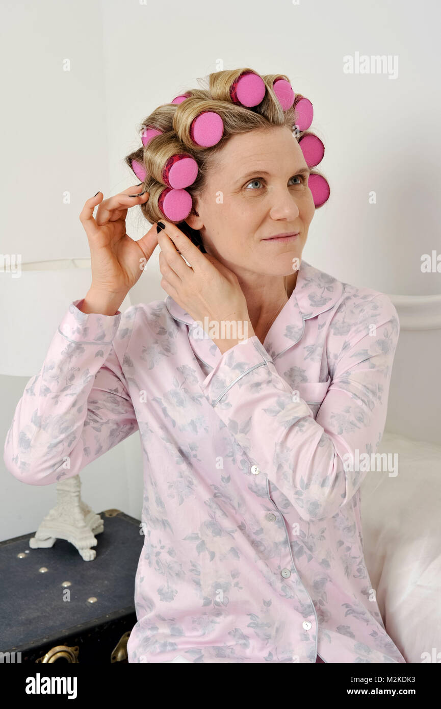 Frau in ihrem Schlafzimmer mit Schönheitsbehandlungen, bevor sie schläft. Stockfoto