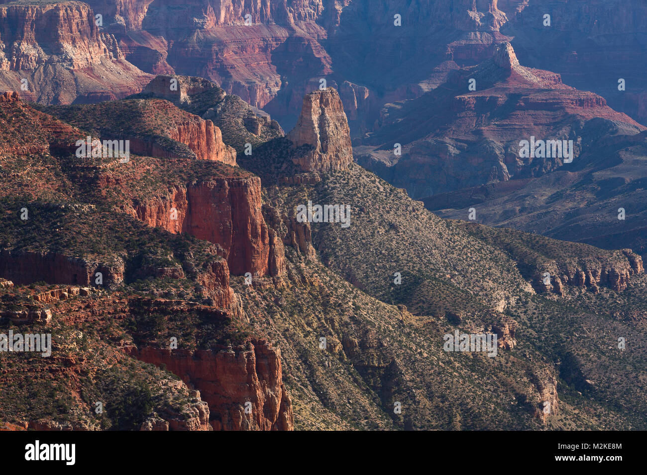 Zwei pinnacles Stick aus dem Canyon Rim des Grand Canyon Nationalpark in Arizona. USA Stockfoto