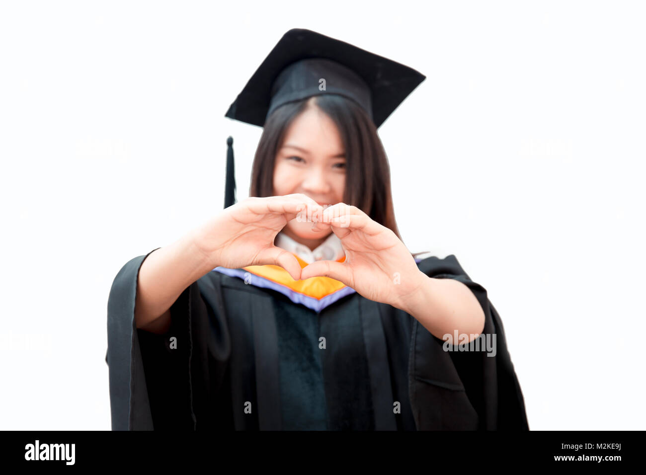 Asiatische süße Frauen Porträt Graduierung auf weißen Thai Universität hand Liebe Zeichen isoliert Stockfoto