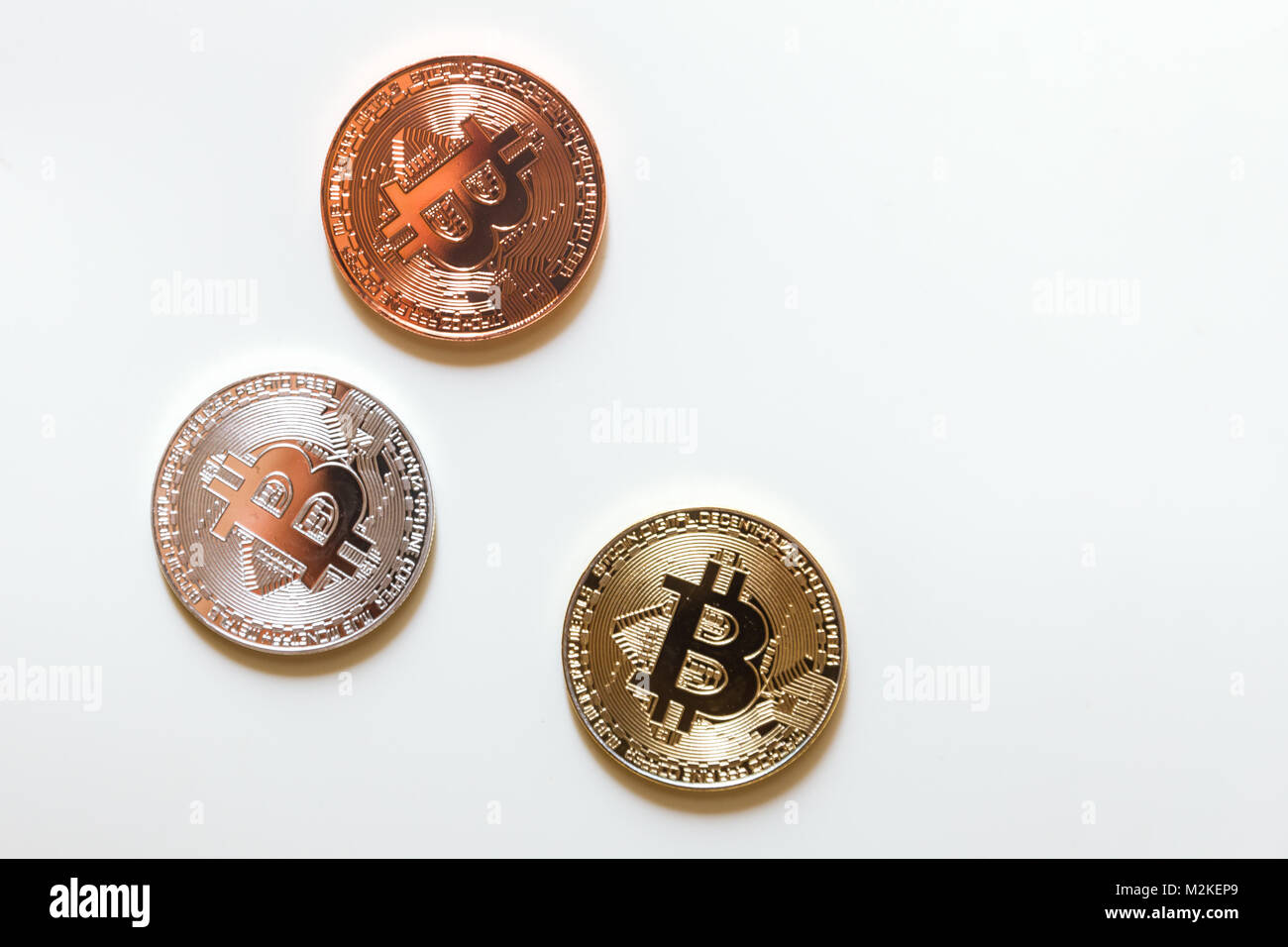 Gold Kupfer silber Bitcoin auf weißem Hintergrund Stockfoto