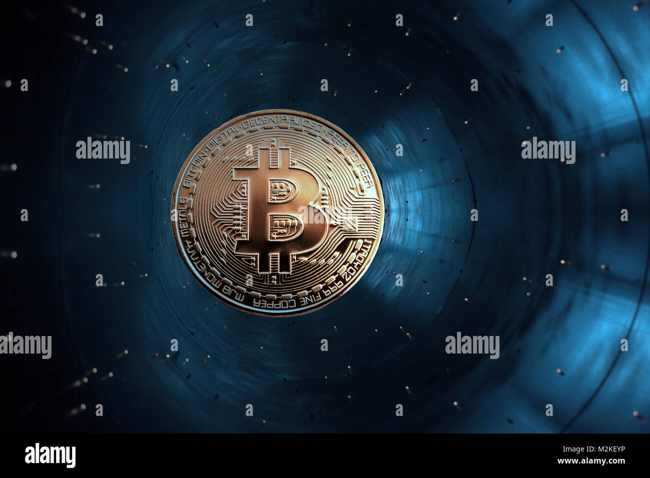 Auf einem blauen Hintergrund in Accelerator ist Gold Münze einer virtuellen digitalen crypto Währung - bitcoin Für Unternehmen. Stockfoto