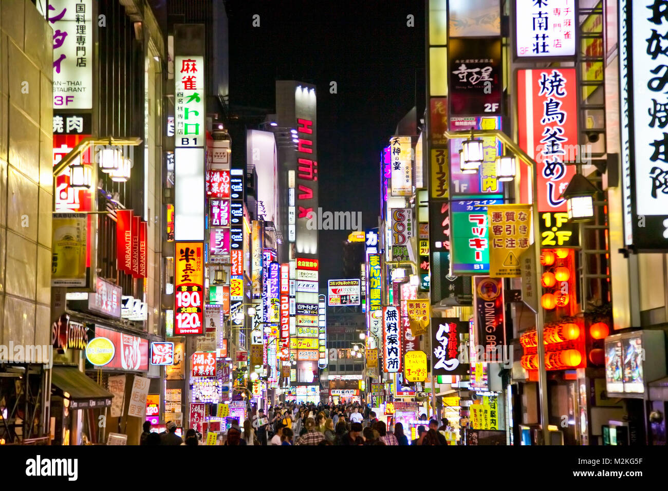 TOKYO, Japan - 26.Oktober 2014: Anschlagtafeln in Shinjuku von Kabuki-cho Bezirk 26.Oktober 2014, Tokio, Japan. Die Gegend ist ein Ausgehviertel bekannt als Sleepl Stockfoto