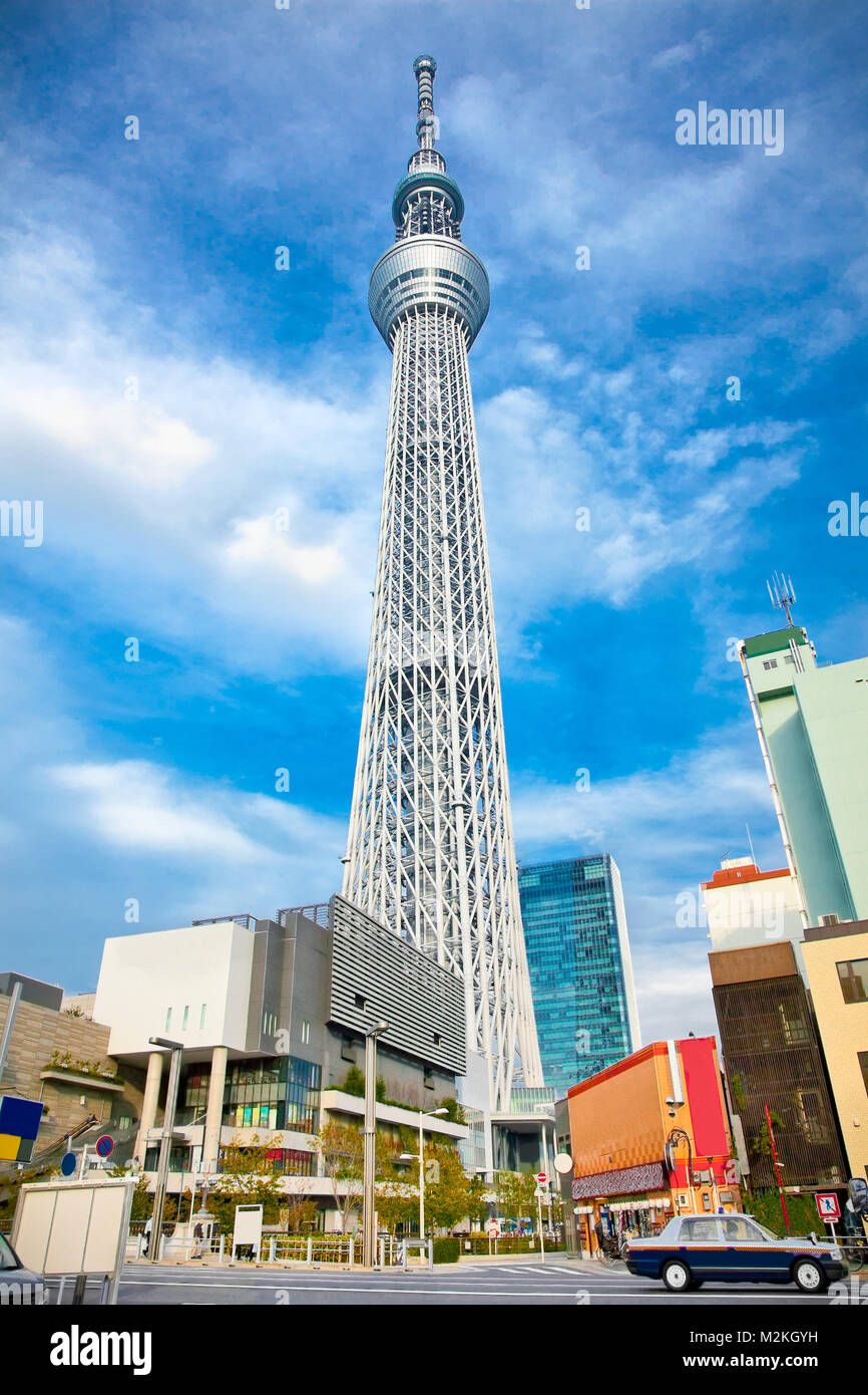 TOKYO, jAPAN - 27. OKTOBER 2014: Tokyo Sky Tree (634 m), das höchste frei stehende Bauwerk in Japan und 2 in der Welt mit über 10 Millionen Besuchern Stockfoto