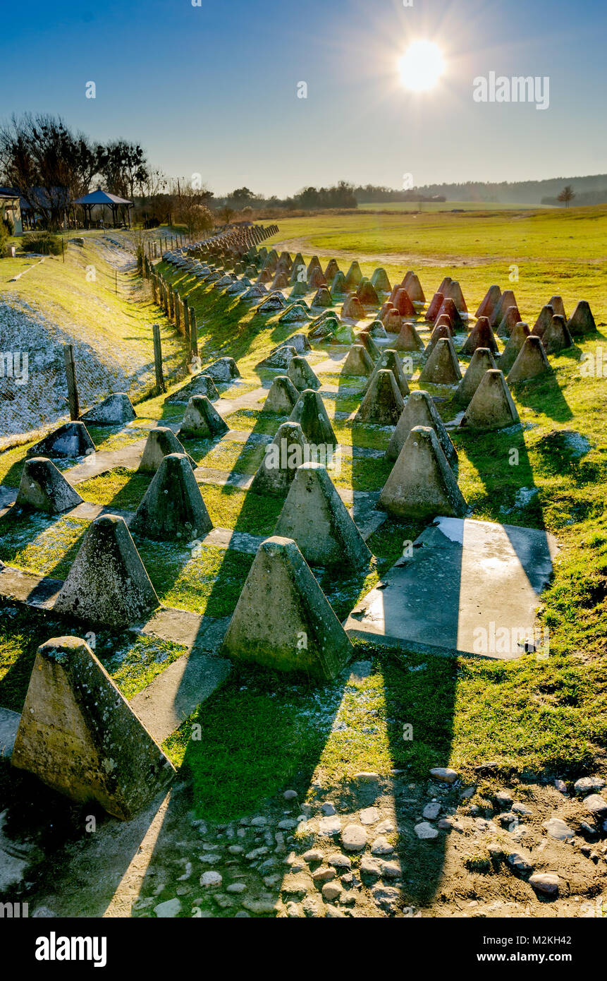 Dragon's Teeth in Miedzyrzecz Festung Region (Festungsfront Oder-Warthe-Bogen; OStwall). In 1934-44 erbaut, wurde es den technologisch Vorteil Stockfoto