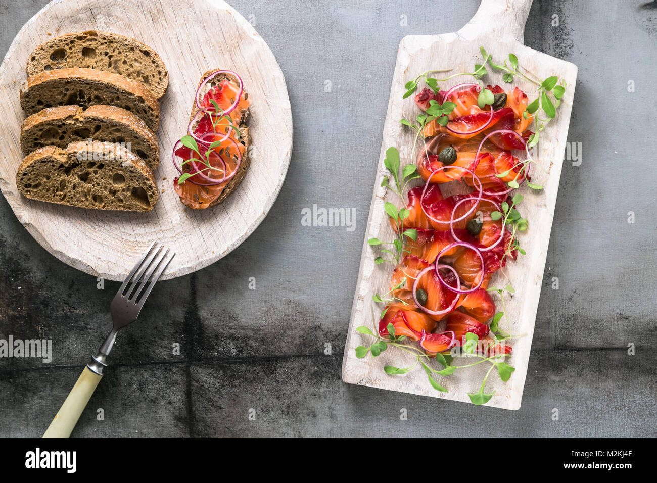 Geräucherter Lachs mit Zwiebeln, grünen und Brot, skandinavischen Gericht. Stockfoto