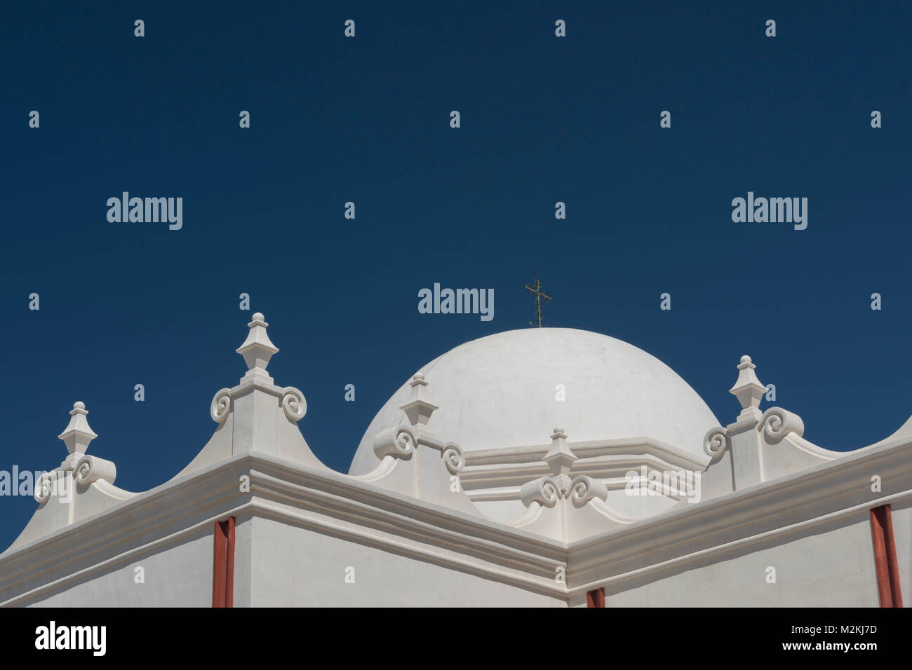 Die Mission San Xavier Del Bucht in Tucson Arizona hat einen schönen weißen Kuppel mit einem Kreuz auf der Oberseite. Es ist ein ausgezeichnetes Beispiel für eine alte spanische Mission. Stockfoto