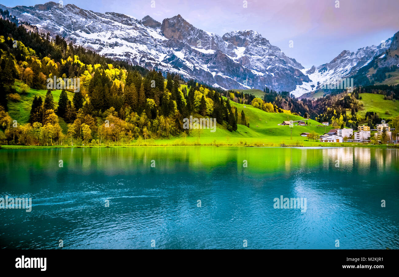 Während ein Spaziergang am frühen Morgen in Engelberg Schweiz Übersicht alpine Landschaft genommen Stockfoto