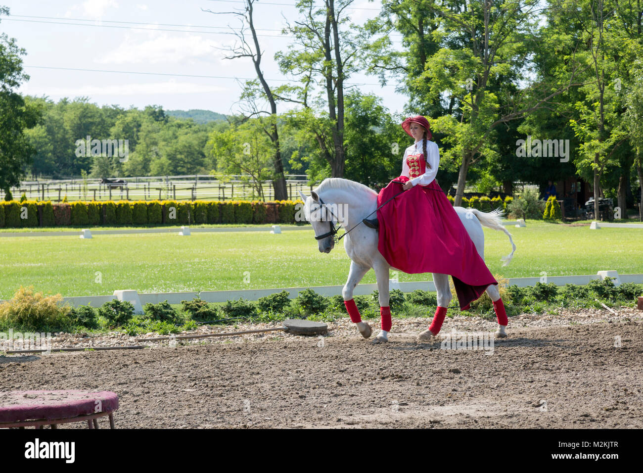 Junge Dame Pferdesport in traditionellen ungarischen Kleid, auf der Messe Pferd. Stockfoto
