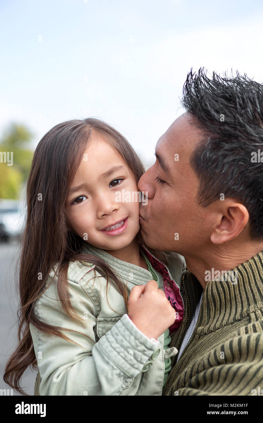 Asiatischen Vater mit seiner Tochter. Stockfoto