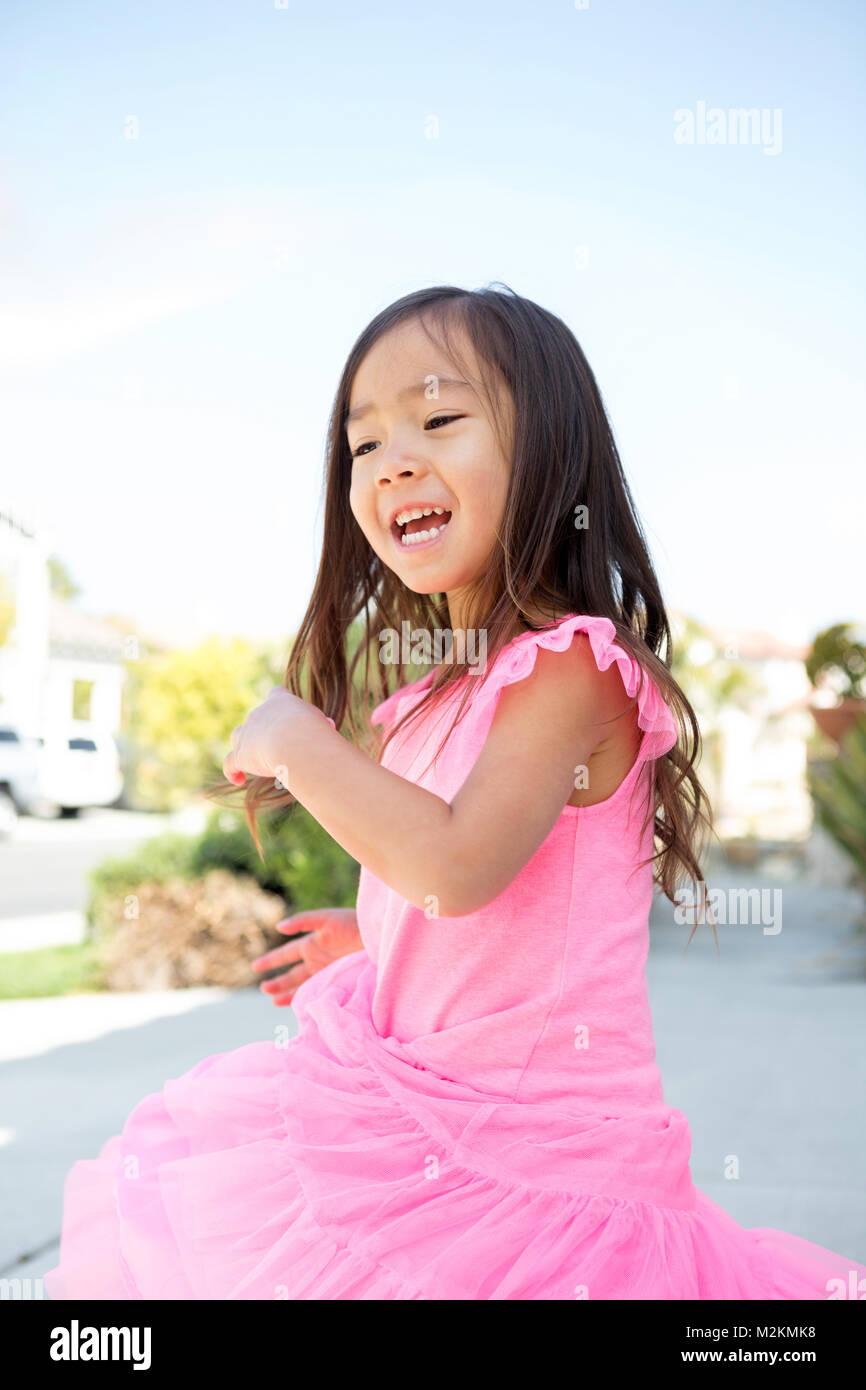 Niedliche kleine Mädchen als Fee verkleidet. Stockfoto